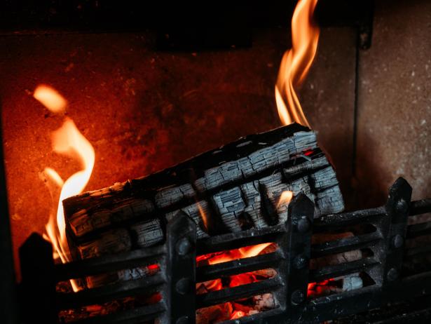 Buche en feu dans une cheminée