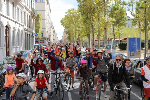 Foule à vélo dans la rue