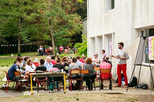 Groupe de personnes en extérieur