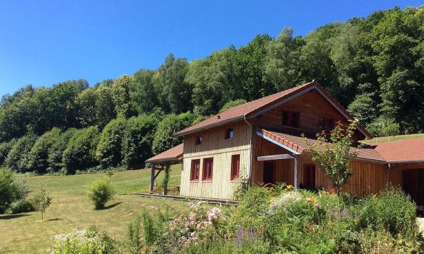 Maison en bois dans la montagne