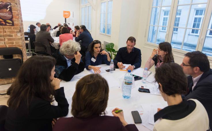 circuits courts, PTCE, épiceries solidaires, alimentation, agriculture, coopération, coopératives, transition, territoire Personnes travaillant à une table