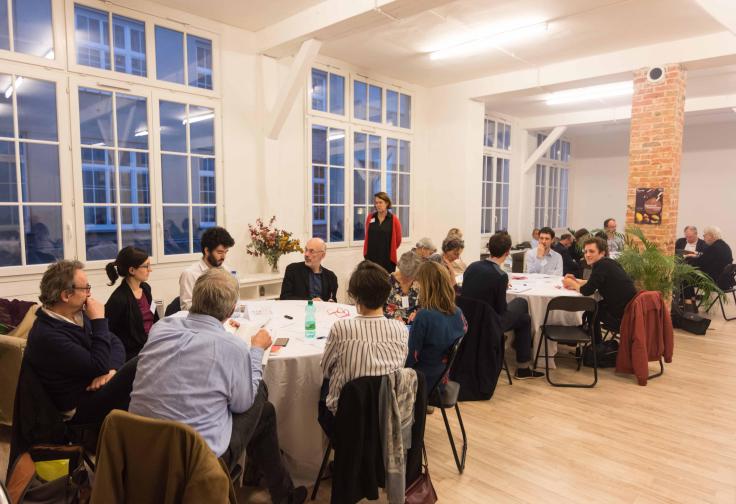 Séminaire de travail dans une salle