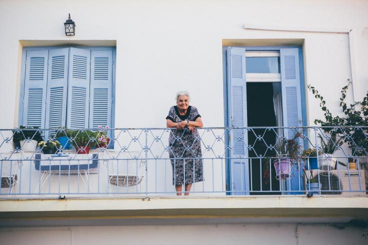 Personne âgée sur son balcon