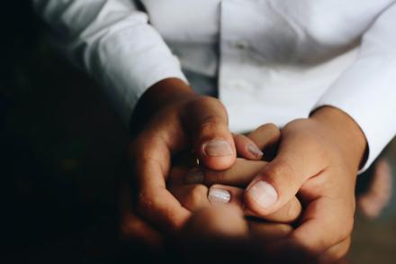 matheus-ferrero-yfmjALh1S6s-unsplash.jpg Une personne tenant les mains d'une autre
